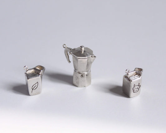 pendentif en argent massif symbolisant une cafetière italienne fermée