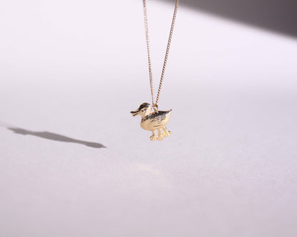 pendentif en laiton plaqué or symbolisant un canard disposant de trois pattes