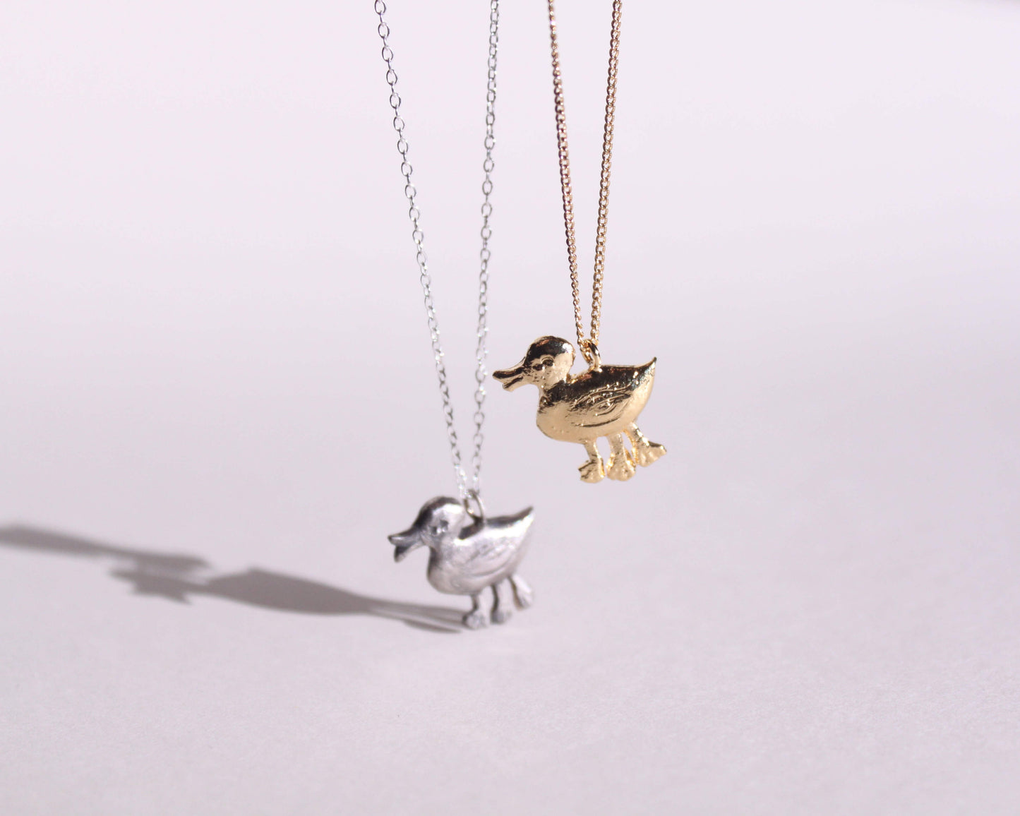 colliers avec des pendentifs en forme de canards à trois pattes