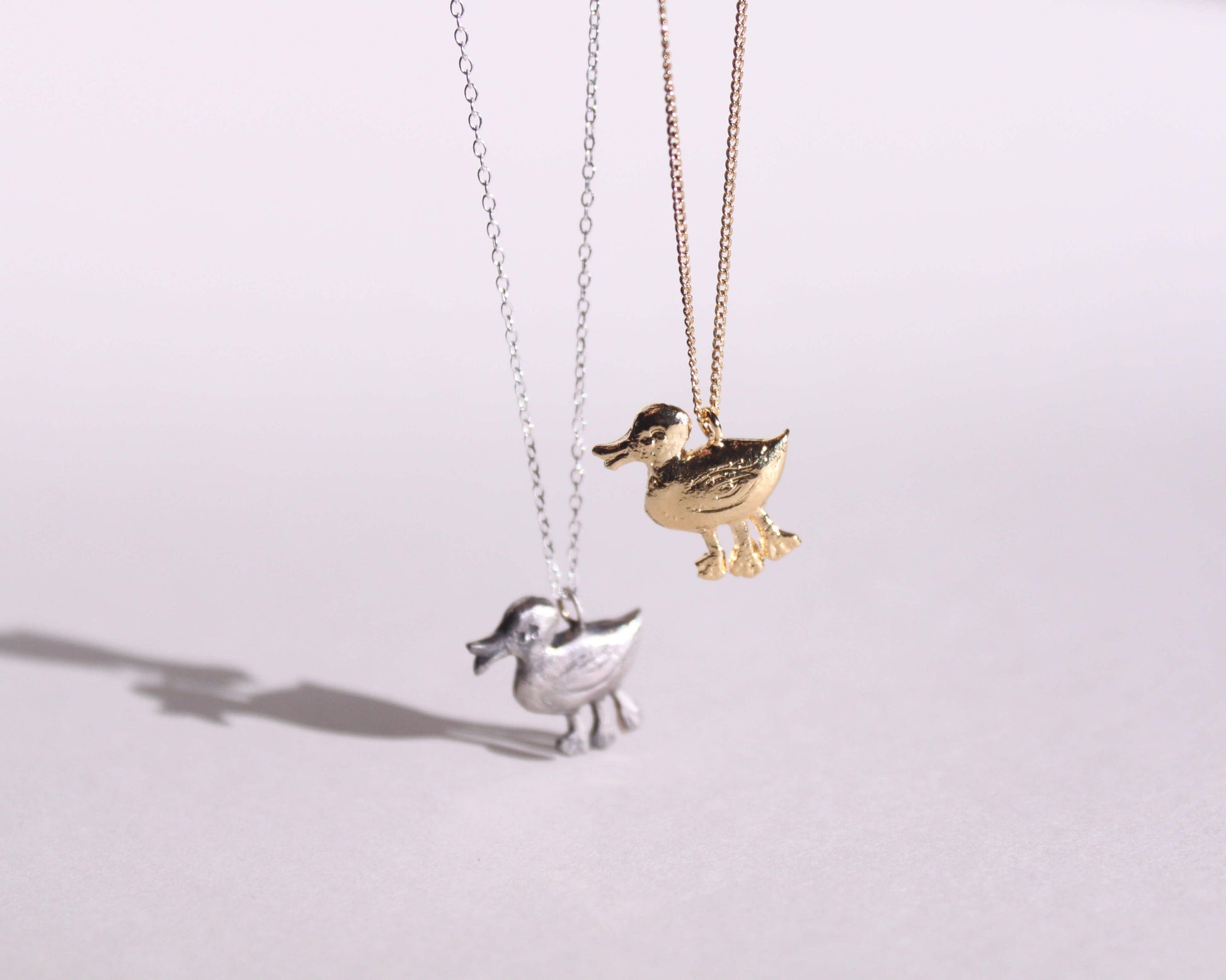 colliers avec des pendentifs en forme de canards à trois pattes