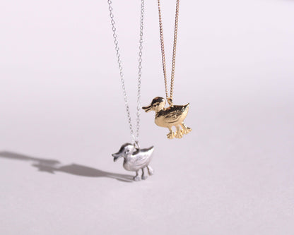 colliers avec des pendentifs en forme de canards à trois pattes