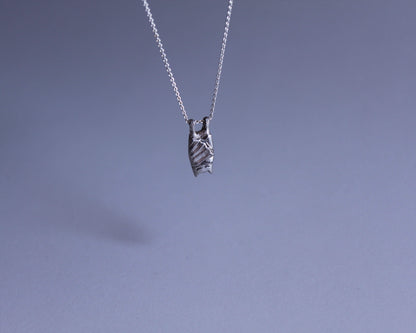pendentif en argent symbolisant un chauve souris qui dort