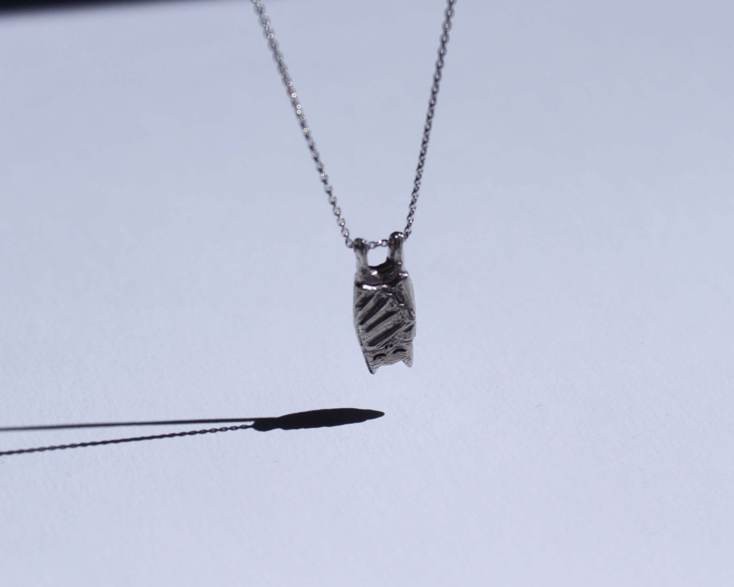 pendentif en argent massif représentant une chauve souris endormie