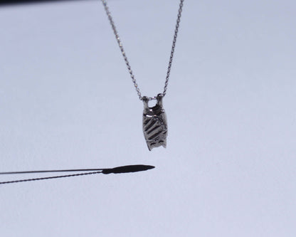pendentif en argent massif représentant une chauve souris endormie