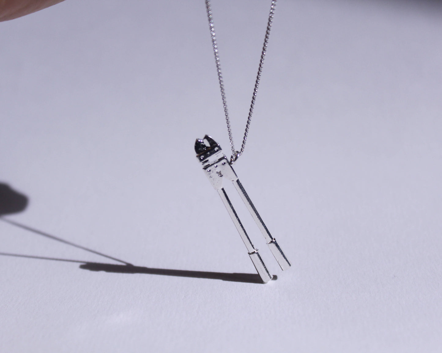 pendentif en argent massif représentant un coupe boulons