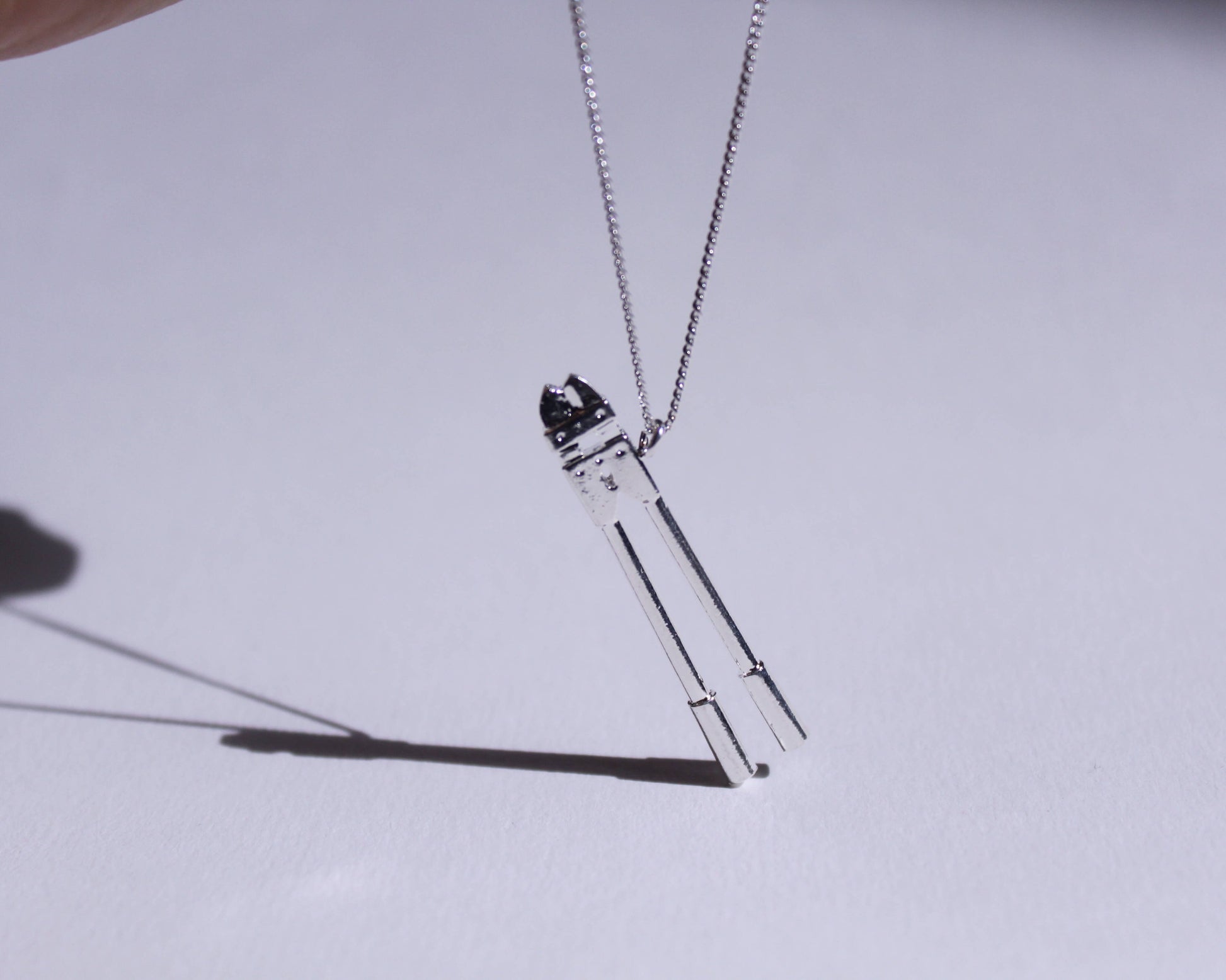 pendentif en argent massif représentant un coupe boulons