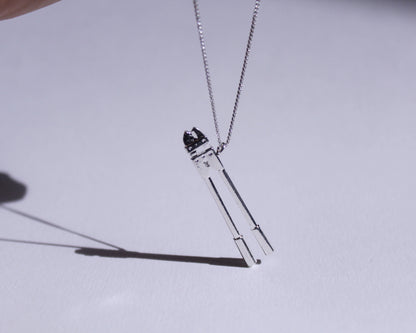 pendentif en argent massif représentant un coupe boulons