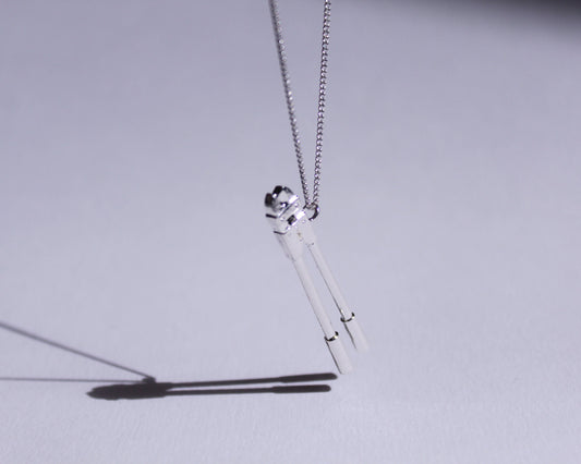 vue de près d'un pendentif en argent massif en forme de pince monseigneur