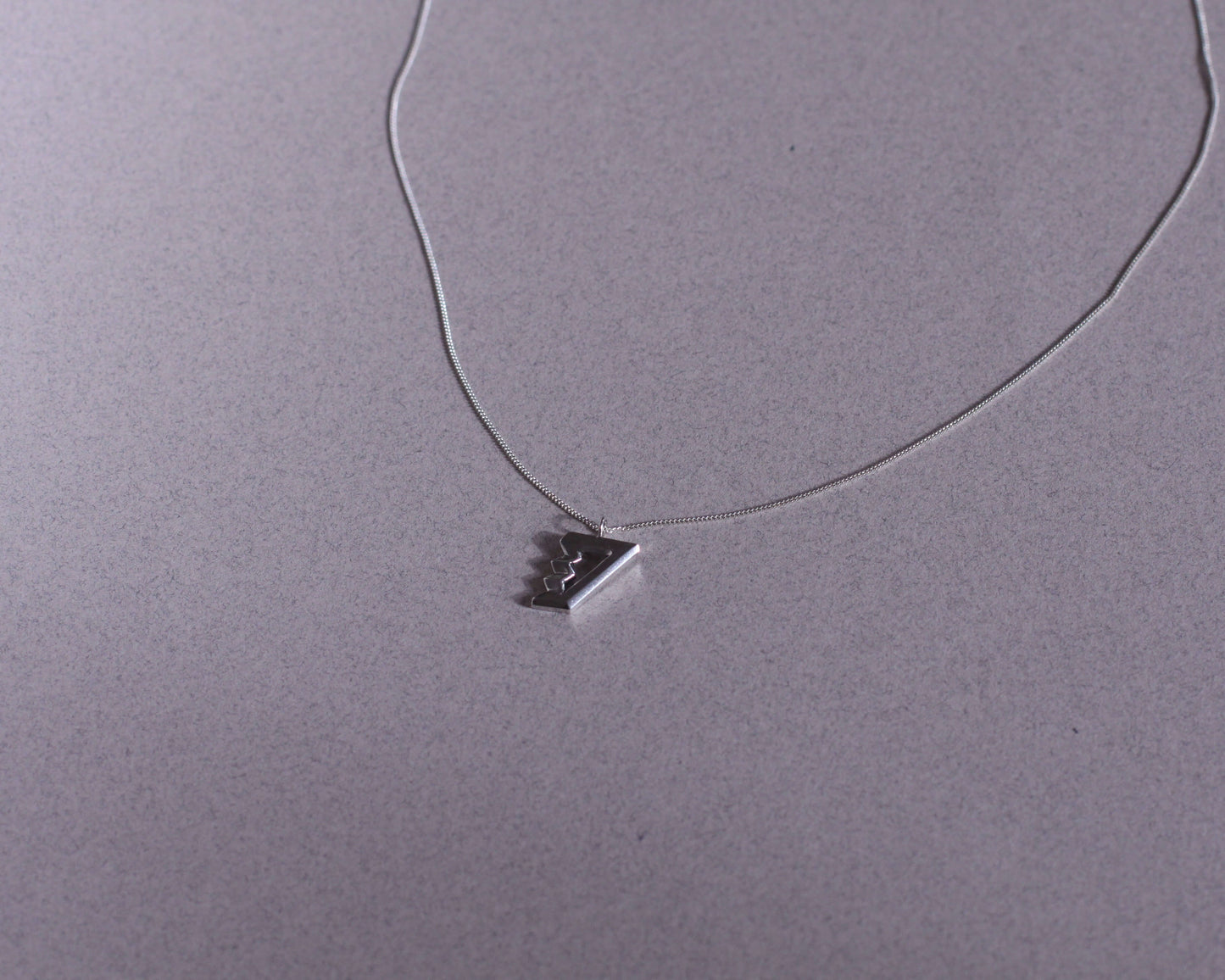 pendentif en argent massif représentant un escalier de Penrose