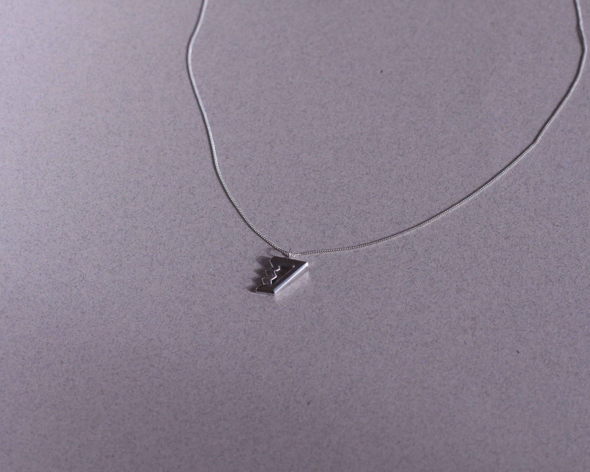 pendentif en argent massif représentant un escalier de Penrose