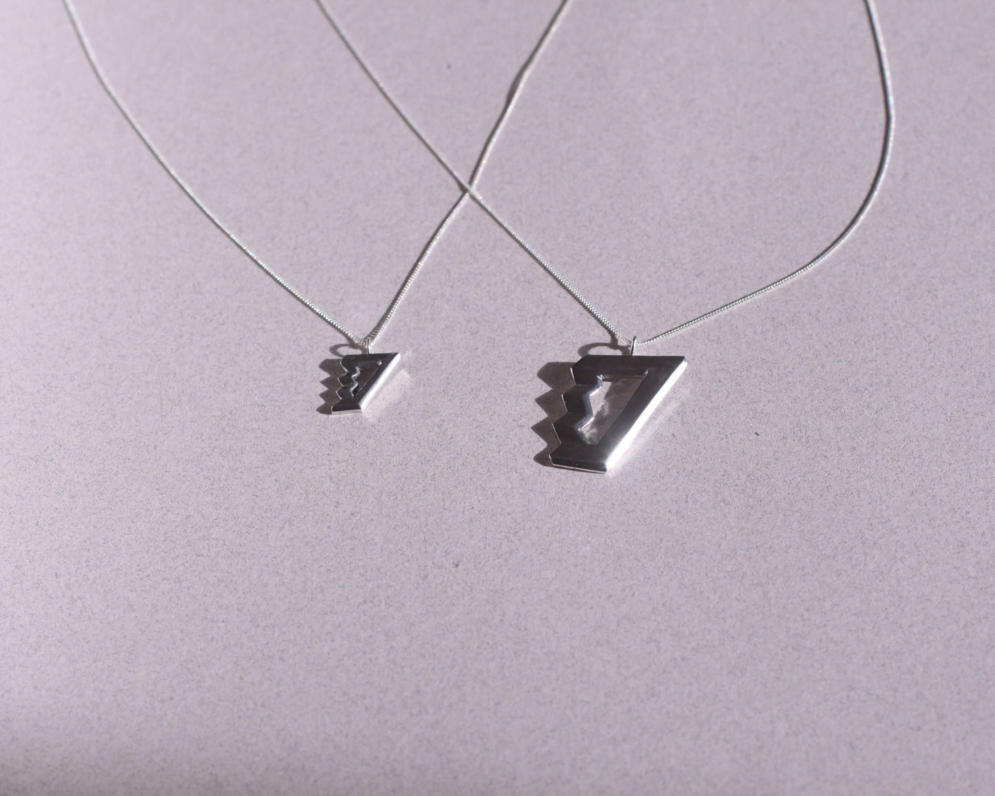 pendentifs en argent massif symbolisant des escaliers impossibles