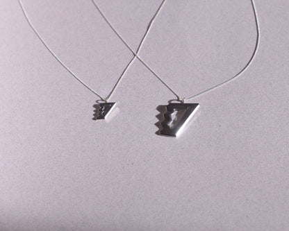 pendentifs en argent massif symbolisant des escaliers impossibles