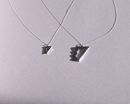 pendentifs en argent massif symbolisant des escaliers impossibles