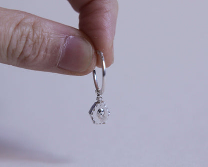 pendentif en forme de fiole poison avec un crâne accroché à un anneau en argent