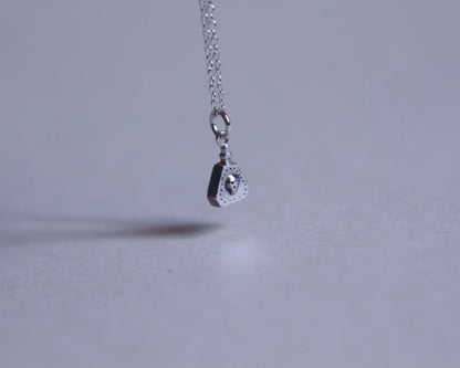 pendentif en argent massif en forme de fiole de poison au bout d'une chaine