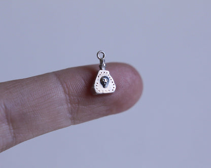 pendentif en argent massif en forme de fiole de poison