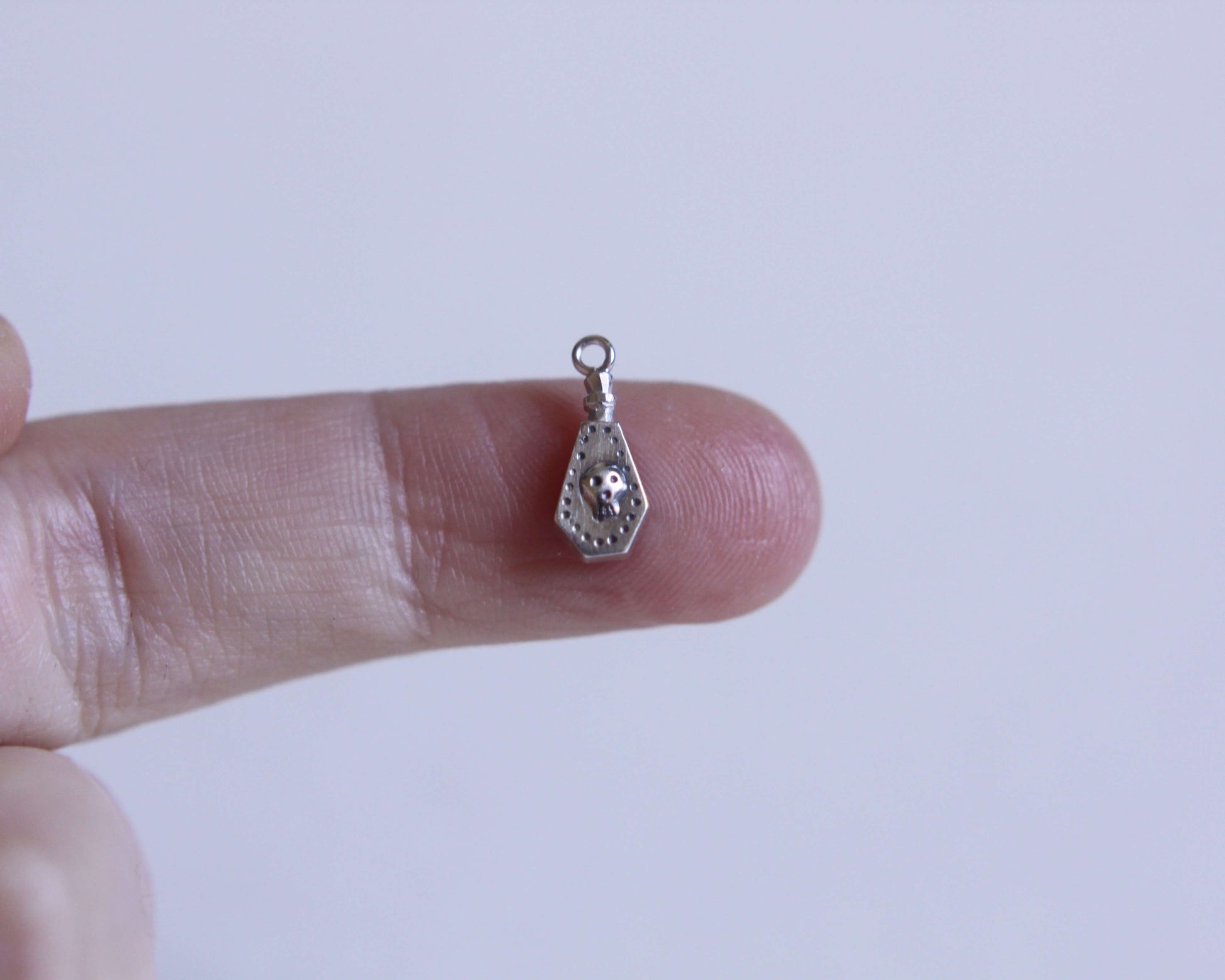 pendentif en forme de fiole de poison en argent massif