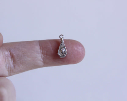pendentif en forme de fiole de poison en argent massif