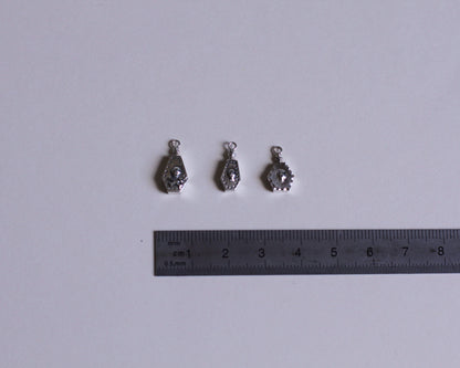 trois pendentifs représentant des fioles de poison en argent massif