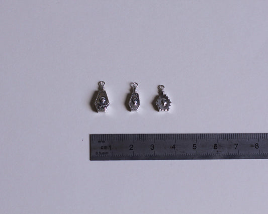 trois pendentifs représentant des fioles de poison en argent massif