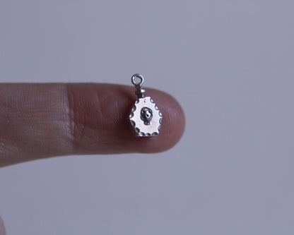 pendentif en argent massif en forme de fiole de poison avec un crâne dessus