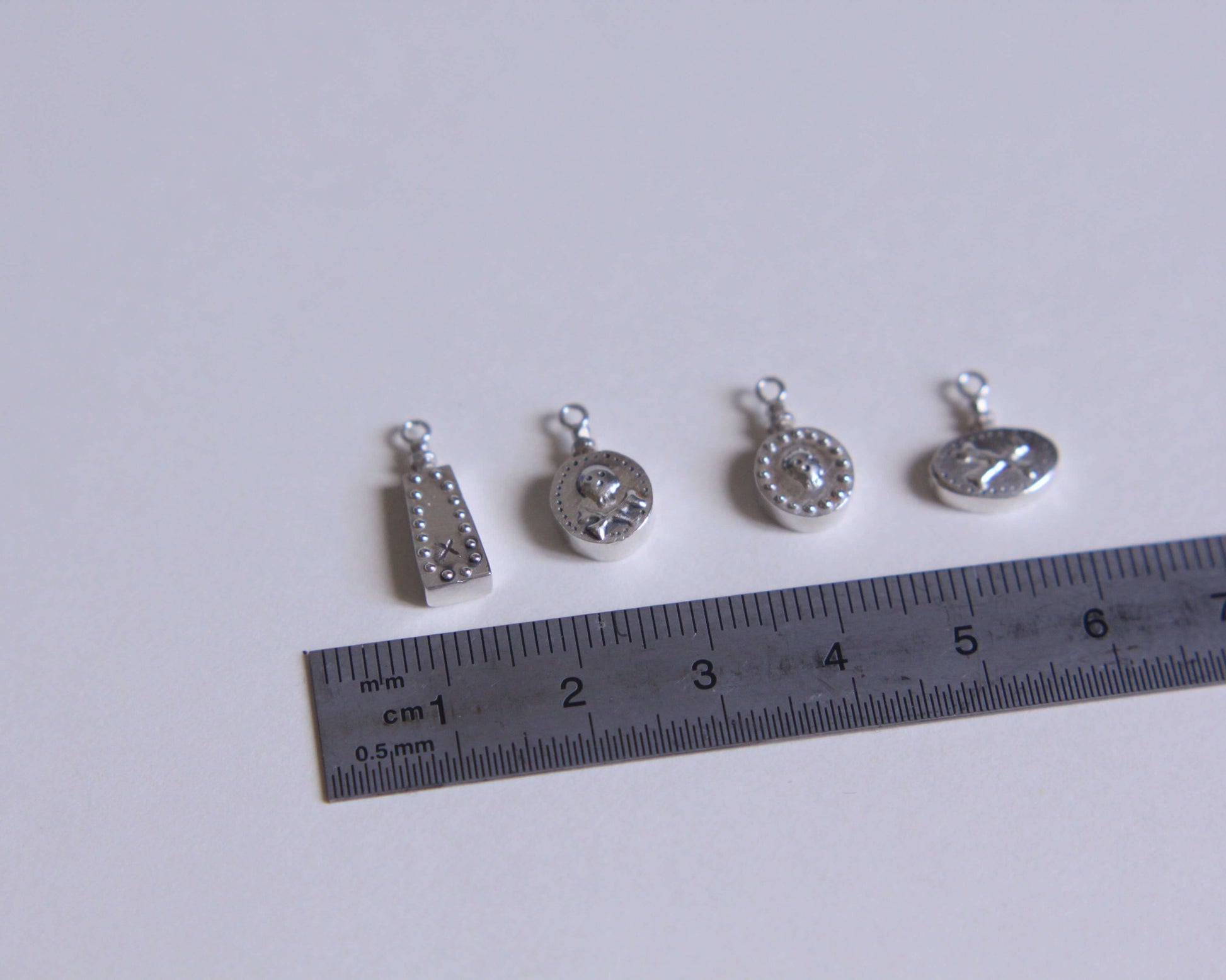 série de pendentifs en argent représentant des fioles de poison