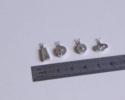 série de pendentifs en argent représentant des fioles de poison