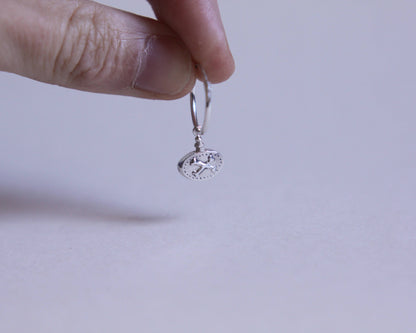 pendentif ovale en argent monté sur un anneau figurant une fiole de poison