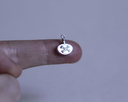 pendentif ovale en argent massif représentant une fiole poison avec des os dessus