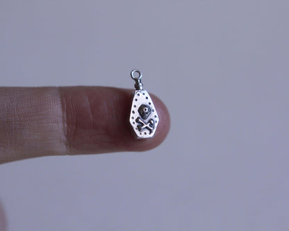 pendentif en forme de fiole de poison en argent massif avec une tête de mort dessus