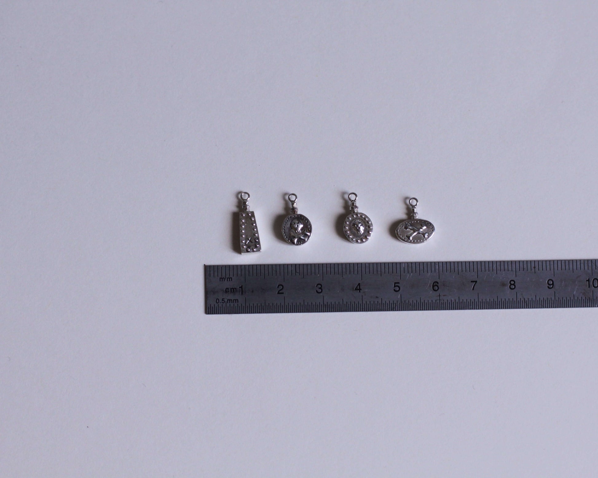 séries de pendentifs en argent en forme de petites fioles de poison