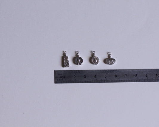 séries de pendentifs en argent en forme de petites fioles de poison