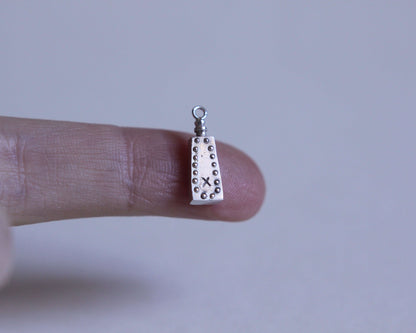 pendentif en forme de fiole de poison en argent avec une petite croix dessus