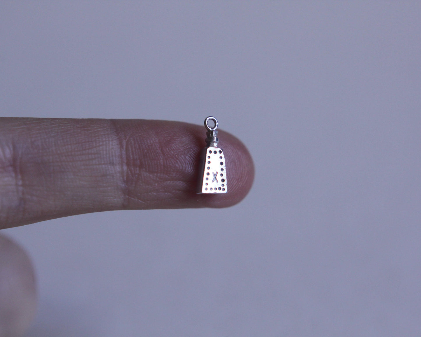 pendentif en forme de fiole de poison avec une croix sur la face avant