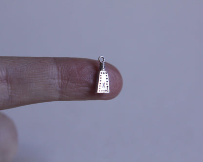 pendentif en forme de fiole de poison avec une croix sur la face avant