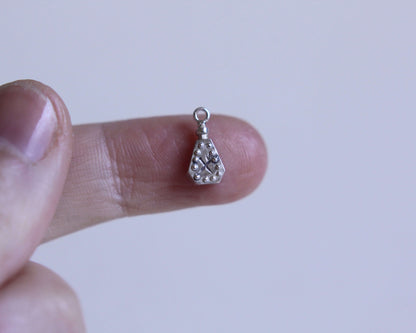 pendentif en argent massif en forme de fiole de poison avec une croix dessus