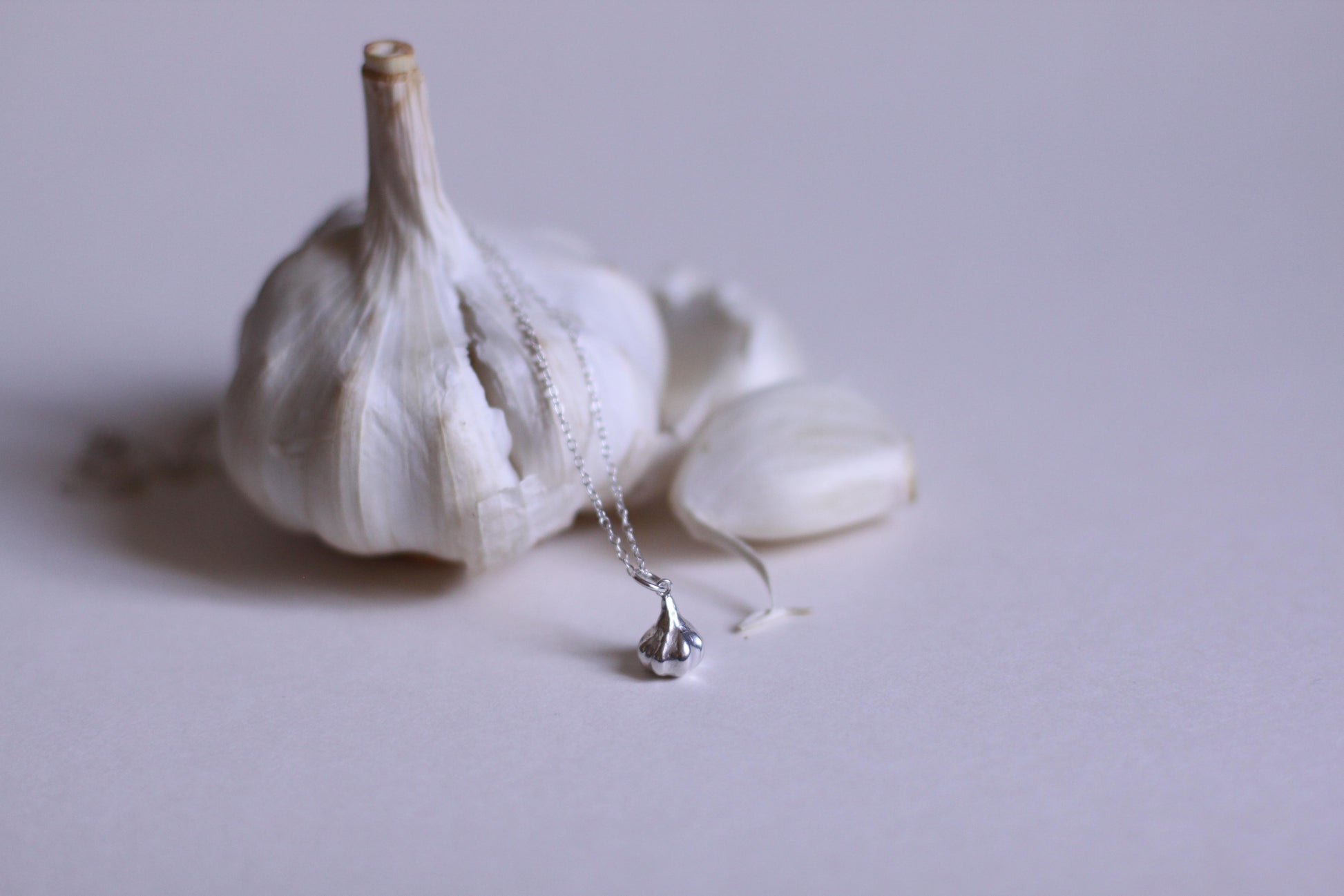 pendentif en argent massif en forme de gousse d'ail au bout d'une chaine