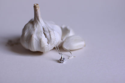 pendentif en argent massif en forme de gousse d'ail au bout d'une chaine