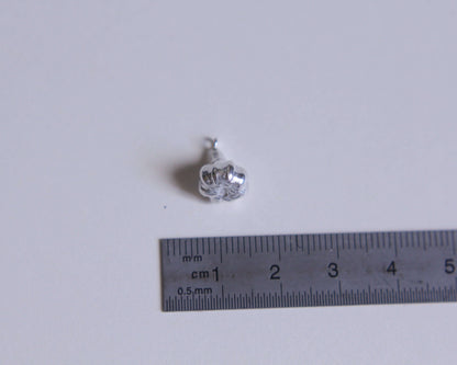 pendentif en argent massif représentant une gousse d'ail avec une règle à coté