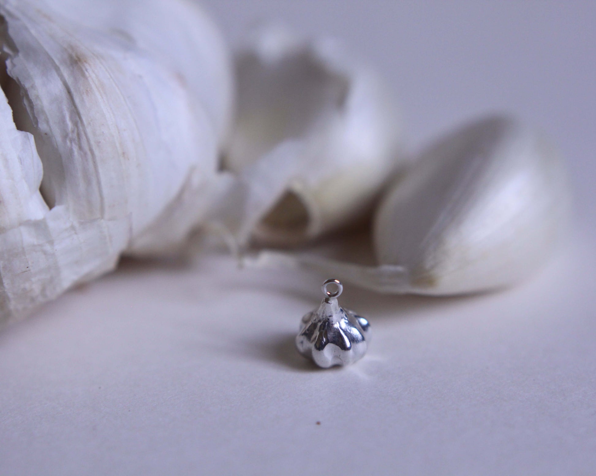 pendentif en forme de gousse d'ail en argent massif
