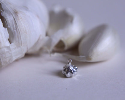 pendentif en forme de gousse d'ail en argent massif