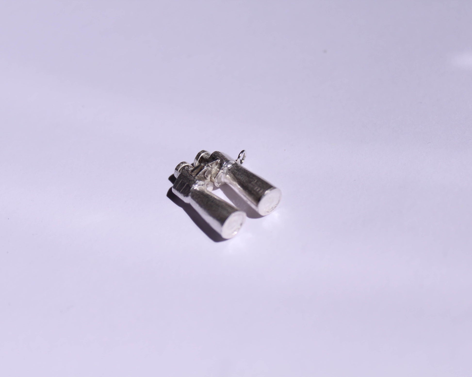 pendentif en argent massif symbolisant une paire de jumelles vues du devant