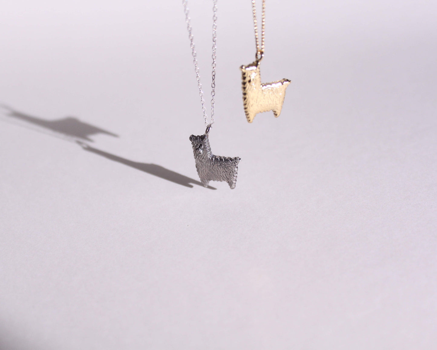 collier avec un pendentif en argent massif en forme de lama