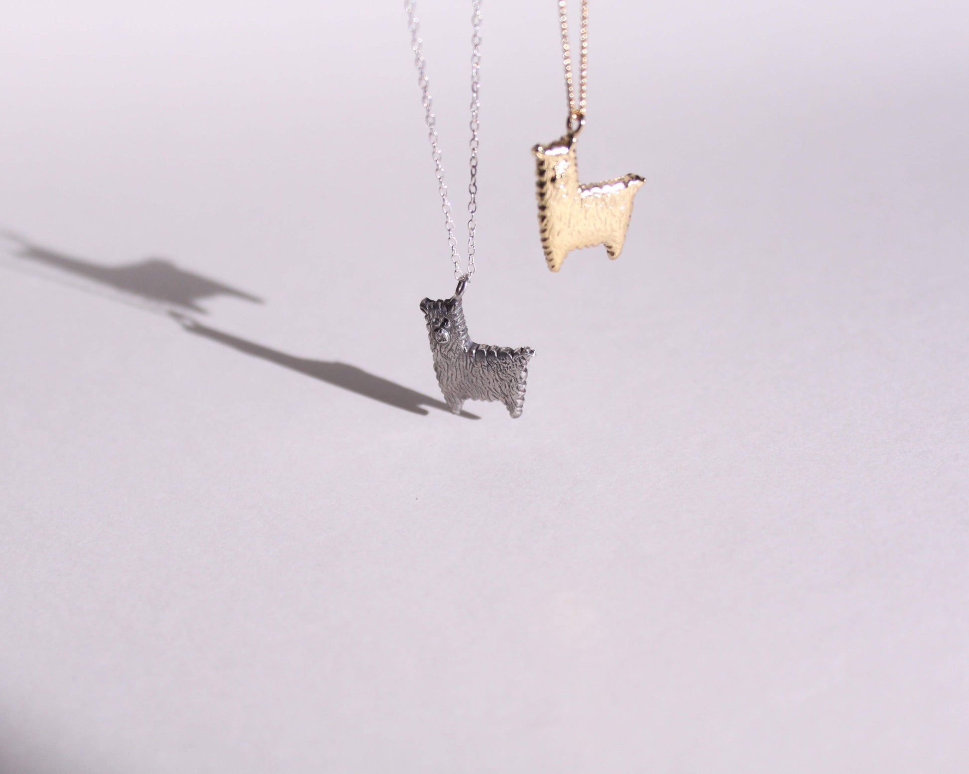 collier avec un pendentif en argent massif en forme de lama