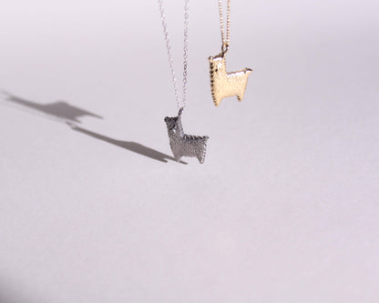 collier avec un pendentif en argent massif en forme de lama