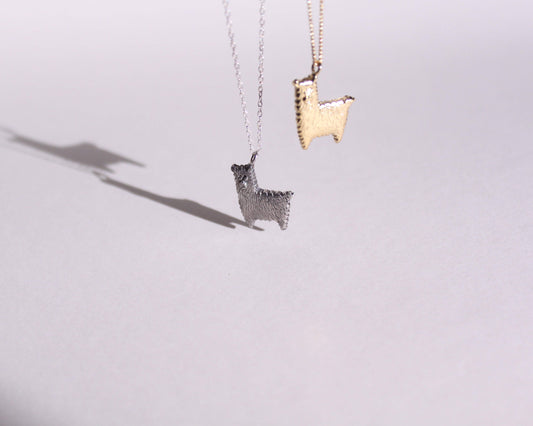 collier avec un pendentif en argent massif en forme de lama