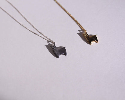 des pendentifs en argent massif et en laiton plaqué or en forme de lamas