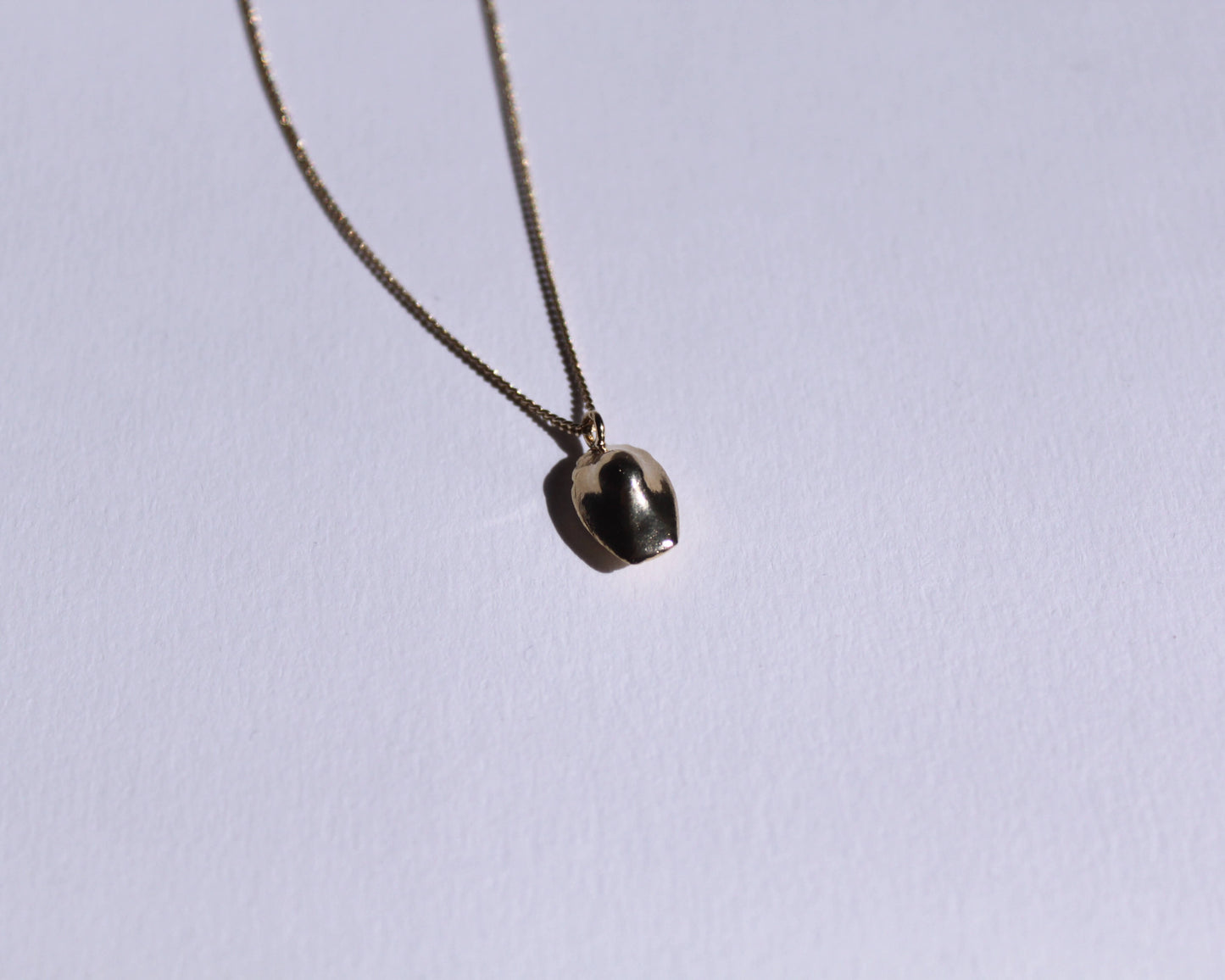 dessus d'un pendentif en laiton plaqué or en forme de madeleine