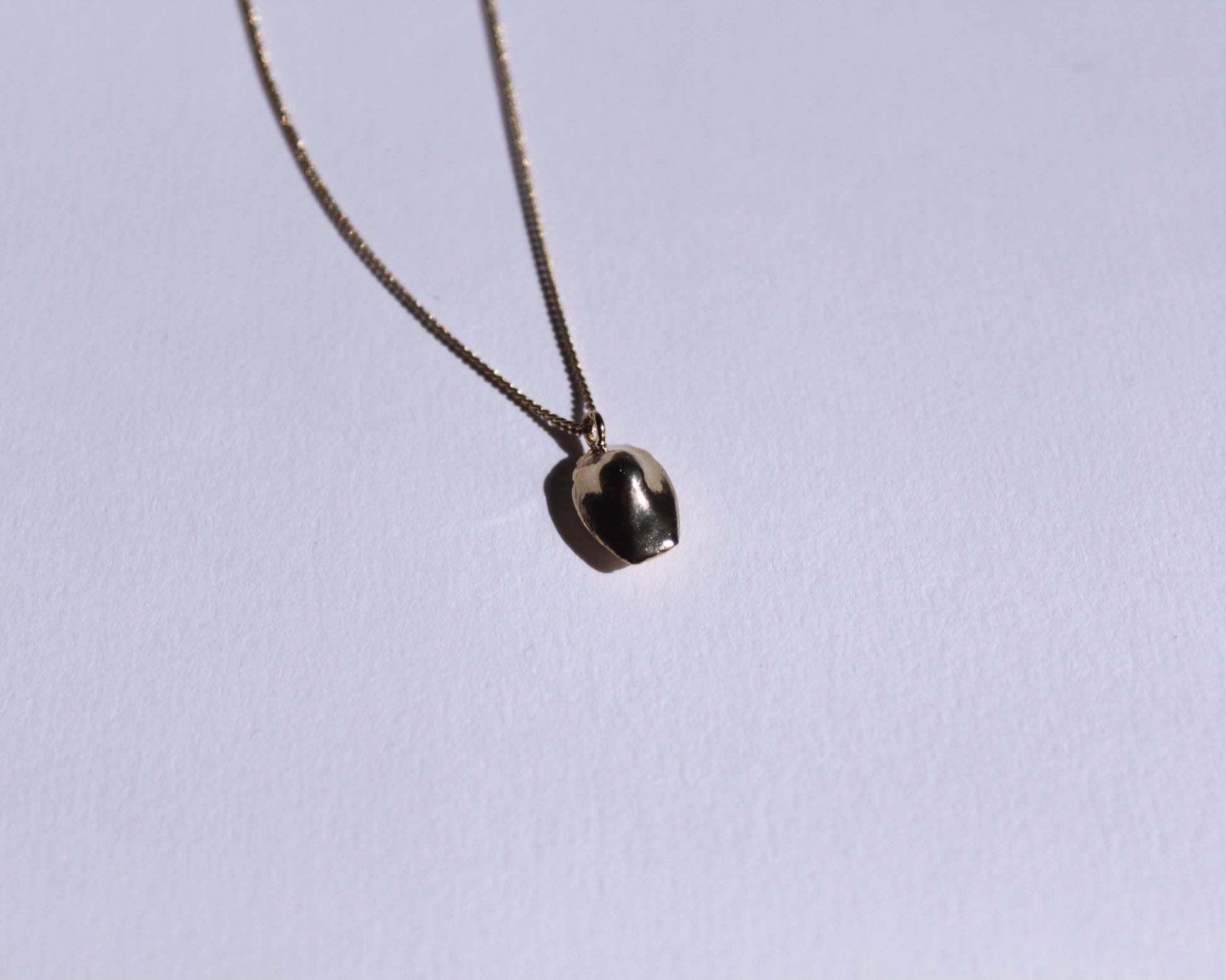 dessus d'un pendentif en laiton plaqué or en forme de madeleine