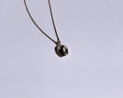 dessus d'un pendentif en laiton plaqué or en forme de madeleine